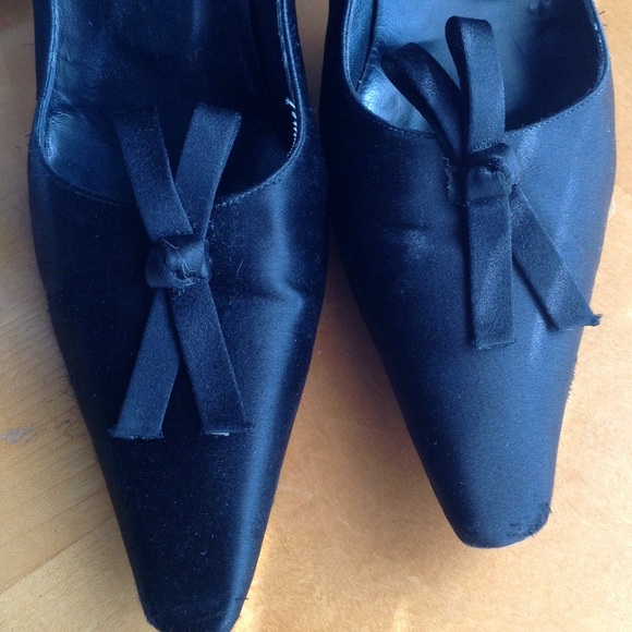 Vera Wang Black Heels with Bow Accent - Picture 4 of 4